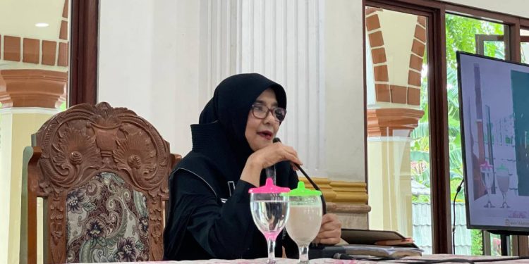 Anggota Departemen Pemberdayaan Perempuan dan Kesejahteraan Keluarga DPP LDII Ida Royani menjadi pemateri di Pengajian Umum Wanita LDII Cikarang. Foto: LINES.