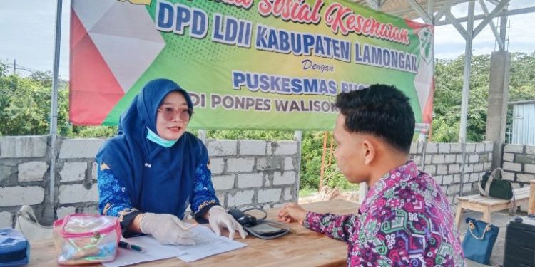 DPD LDII Lamongan bekerja sama dengan Puskesmas Kecamatan Pucuk mengadakan bakti sosial kesehatan di Kompleks Pondok Pesantren Walisongo 2, Pucuk, Lamongan, Jawa Timur. Foto: LINES
