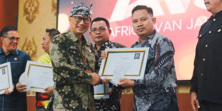 Salah satu generasi muda LDII Situbondo, M. Bagus Terpuji, berhasil mengubah lahan kering di Dusun Pangabisan, Desa Panji Kidul, Kecamatan Panji, Situbondo. Foto: LINES.