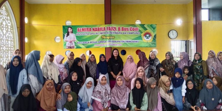 Anggota DPD RI Dapil Lampung Almira Nabila Fauzi bersilaturahim dengan Perempuan LDII Pringsewu. Foto: LINES.