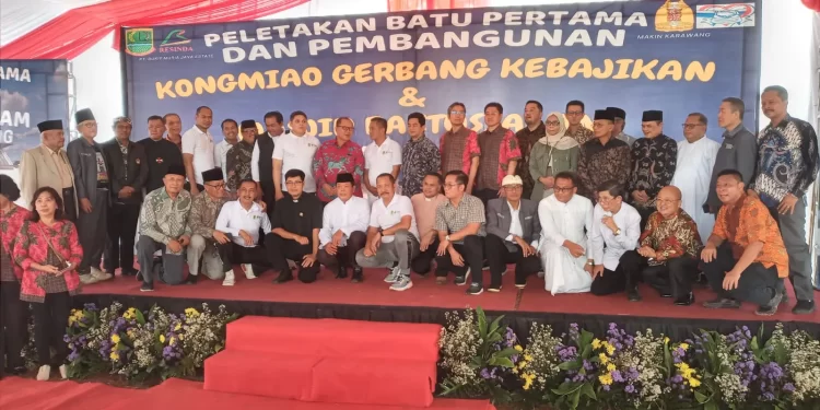 Pimpinan Ponpes Sumber Barokah Karawang, KH Mustaghfirin menghadiri peletakan batu pertama pembangunan Masjid Baitussalam dan Kongmiao, rumah ibadah umat Konghucu. Foto: LINES