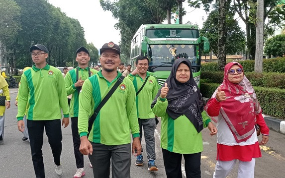 Warga LDII Agam memeriahkan jalan santai memperingati Hari Amal Bakti Kementerian Agama pada Rabu (8/1) di Kabupaten Agam. Foto: LINES.
