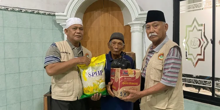 DPD LDII Bandar Lampung bersama Senkom Mitra Polri Bandar Lampung bekerja sama menyalurkan bantuan bagi korban banjir di wilayah Bandar Lampung, Lampung. Foto: LINES
