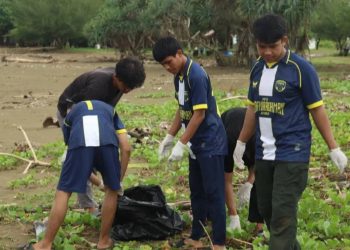 Santri PPM Syafiur Rohman Bersih-Bersih Muara Mbaduk Banyuwangi