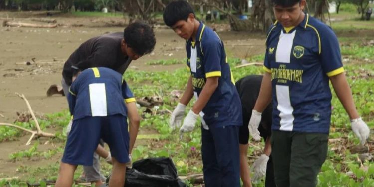 Santri Pondok Pesantren Mahasiswa Syafi’ur Rohman yang berada di bawah naungan DPD LDII Kabupaten Jember melaksanakan aksi bersih-bersih sampah di kawasan Muara Mbaduk, Banyuwangi. Foto: LINES.