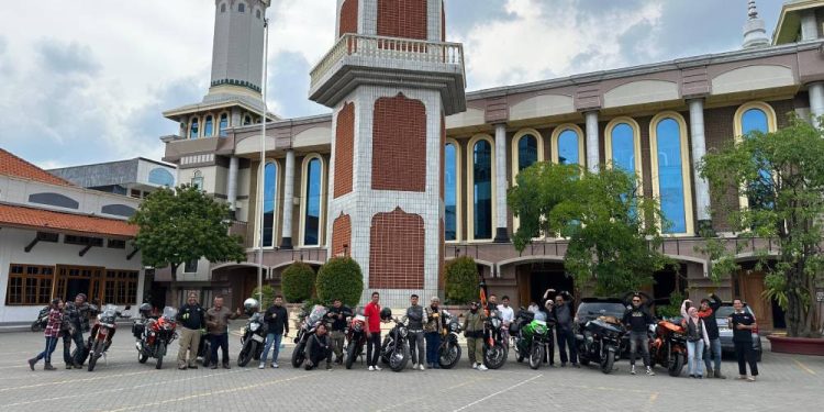 Rombongan bikers Harley Davidson Jakarta menggelar kegiatan touring religi dengan mengunjungi Pondok Pesantren Gadingmangu, Jombang, Jawa Timur. Foto: LINES.