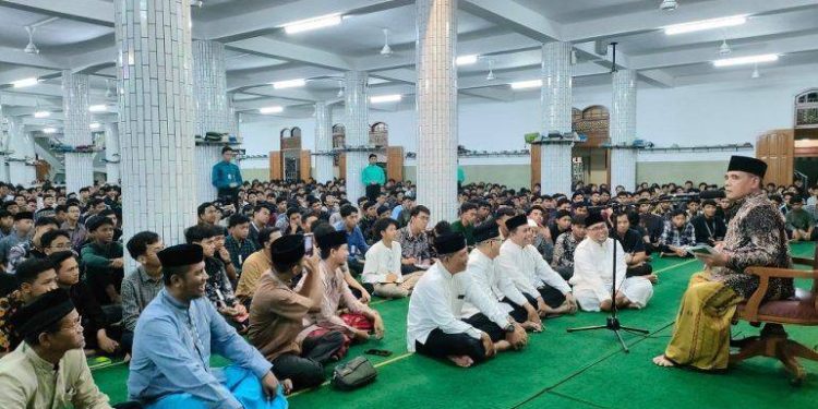 Pengasuh Pondok Pesantren (Ponpes) Modern Bilingual Sunan Ngerang Nahjatus Sholihin, Rembang, KH. KRT. Muhammad Faqih Mudawam Hadinegoro mengunjungi Ponpes Wali Barokah, Kediri. Foto: LINES.