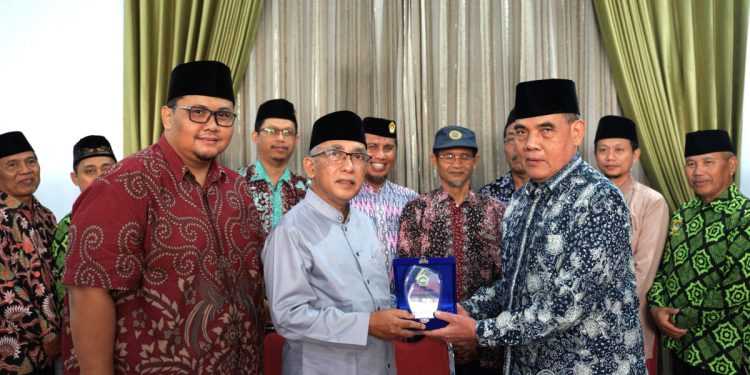 Pengasuh Pondok Pesantren (Ponpes) Modern Bilingual Sunan Ngerang Nahjatus Sholihin, Rembang, Jawa Tengah, KH KRT Muhammad Faqih Mudawam Hadinegoro beserta rombongan mengunjungi Ponpes Al Ubaidah. Foto: LINES.