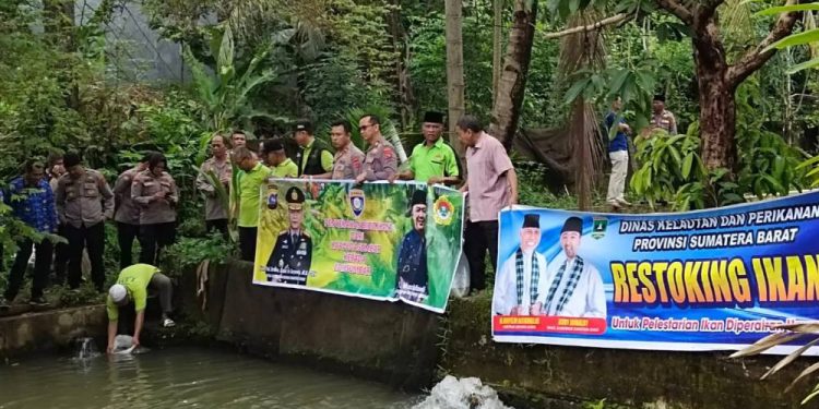 DPW LDII Sumatera Barat (Sumbar) menebar 8.000 bibit ikan dari Polda Sumbar dalam program ketahanan pangan yang diinisiasi Presiden Prabowo Subianto. Foto: LINES.