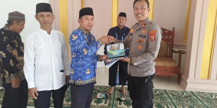 Menjelang pindah tugas, Kapolsek Seputih Surabaya, Iptu Jupriyanto bersilaturahim dengan warga Ponpes Al Manshurin, naungan DPD LDII Lampung Tengah, pada Jumat (17/1). Foto: LINES