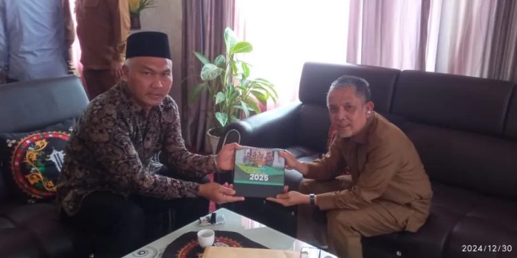 Pengurus DPD LDII Bener Meriah silaturahim dengan Pj Bupati Bener Meriah, Mohd Tanwier, di kantor Bupati Bener Meriah, Aceh, pada Senin (30/12). Foto: LINES