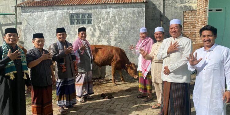 Warga LDII Sumut membagikan daging kurban kepada masyarakat yang berasal dari 355 ekor sapi, 409 ekor kambing dan enam ekor kerbau, pada Jumat (6/6). Foto: LINES
