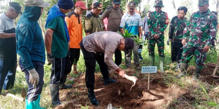 PC LDII Jatipurno menginisiasi pelestarian lingkungan dengan menanam ribuan bibit pohon di Kawasan Hutan Girilestari, Jatipurno, Wonogiri, Jawa Tengah pada Sabtu (4/1). Foto: LINES