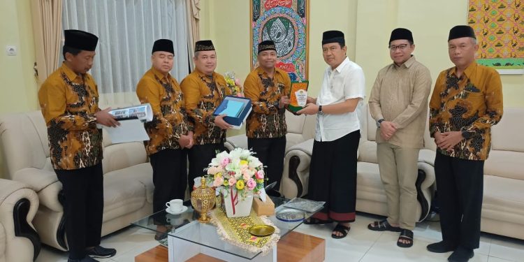 Pengurus DPD LDII Kabupaten Kotawaringin Barat (Kobar) audiensi  dengan Penjabat (Pj) Bupati Kobar Budi Santosa, di rumah dinas bupati. Foto: LINES.