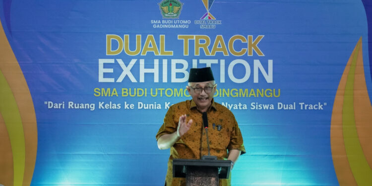 Ketua Umum DPP LDII KH Chriswanto Santoso menghadiri Dual Track Exhibition yang diselenggarakan SMA Budi Utomo Gadingmangu. Foto: LINES