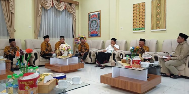 Suasana audiensi jajaran Pengurus LDII Kobar bersama Pj Bupati Kobar Budi Santosa, di rumah jabatan Bupati Kobar. Foto: LINES.