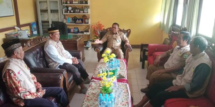 Jajaran Pimpinan Cabang (PC) LDII Kecamatan Sekayam, Kabupaten Sanggau, Kalimantan Barat silaturahim dengan Plt Camat Sekayam, Supriadi Simarmata. Foto: LINES.