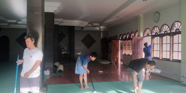 Warga PAC LDII Maleber, Kota Bandung, Jawa Barat membersihkan Masjid Al Mahfud dan lingkungan sekitarnya. Foto: LINES.