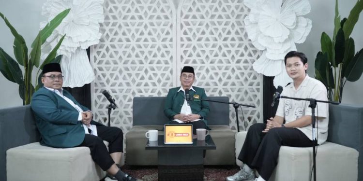 Podcast Rakornas LDII berjudul 'Pemberdayaan Generasi Muda untuk Dakwah dan Pengembangan' yang dihadiri Ketua DPW LDII Jawa Timur Amrodji Konawi dan Ketua DPW LDII Sulawesi Selatan Asdar Mattiro. Foto: LINES.