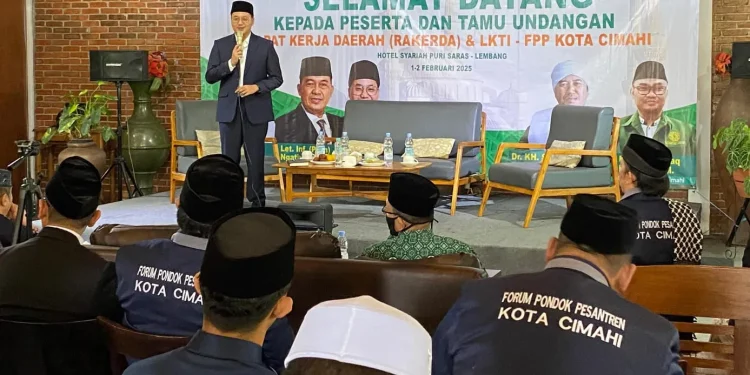 uluhan santri dari berbagai pondok pesantren di Kota Cimahi mengikuti Lomba Karya Tulis Ilmiah (LKTI) yang digelar pada Sabtu (1/2) di Puri Saras, Lembang, Jawa Barat. Foto: LINES
