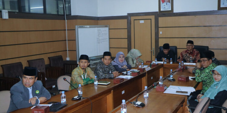 Ketua DPD LDII Kabupaten Bandung, Didin Suyadi menghadiri pertemuan yang digelar oleh BAZNAS Kabupaten Bandung untuk membahas penetapan besaran zakat fitrah 1446 H/2025 M. Foto: LINES