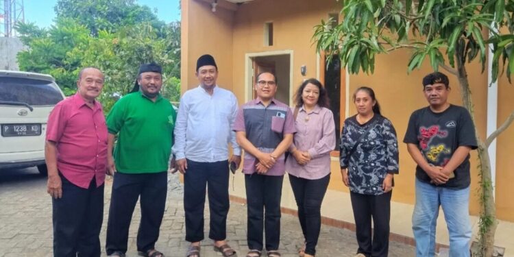Hari Raya Idul Adha 1446 H menjadi momen silaturahmi lintas agama di Jember. Sejumlah perwakilan umat Katolik dan Kristen mengunjungi kantor Dewan Pimpinan Daerah Lembaga Dakwah Islam Indonesia (DPD LDII) Kabupaten Jember, Jawa Timur, Jumat (6/6). Foto: LINES