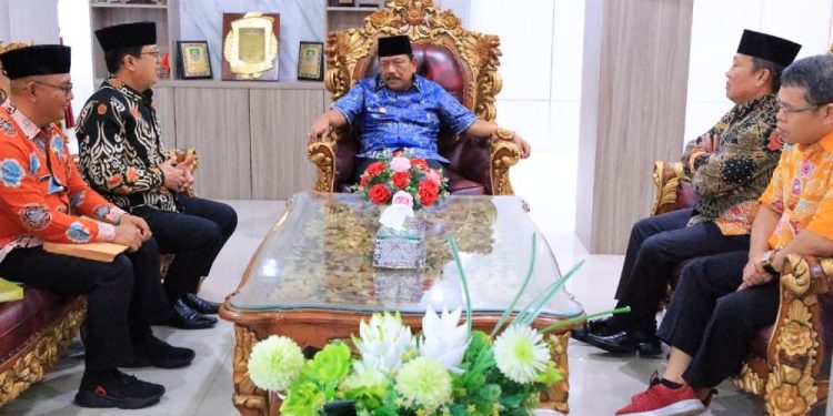 Ketua DPW LDII Bengkulu, Meri Sasdi bersama pengurus harian audiensi dengan Wakil Gubenur Bengkulu, Mian. Foto: LINES.