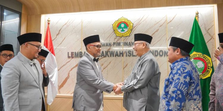 Ketua Umum DPP LDII KH Chriswanto Santoso menerima kunjungan Kepala Badan Penyelenggara (BP) Haji RI Mochamad Irfan Yusuf dan Wakil Kepala Dahnil Anzar Simanjuntak di Kantor DPP LDII. Foto: LINES.