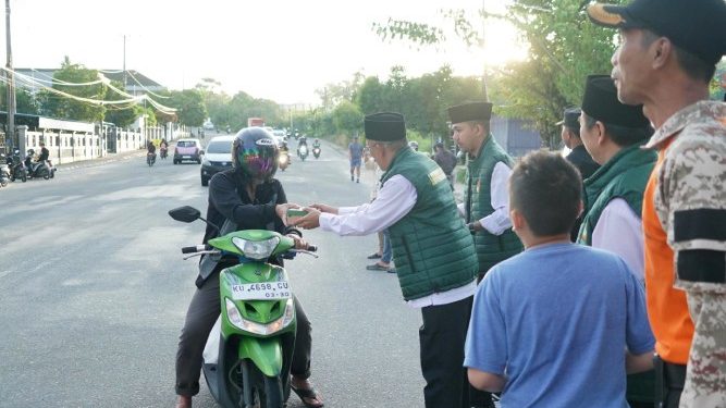 DPW LDII Kaltara membagikan takjil buka puasa. Foto: LINES.