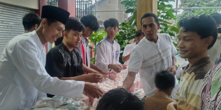 Dewan Pimpinan Daerah (DPD) LDII Kabupaten Garut menggelar aksi berbagi takjil pada Jumat (14/3). Foto: LINES.