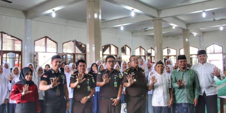Kejaksaan Tinggi Jambi kembali menggelar program Jaksa Masuk Sekolah (JMS) di Pondok Pesantren Tawakkal dan SMP/SMA Tri Sukses, Kota Jambi, Selasa (25/2). Foto: LINES.