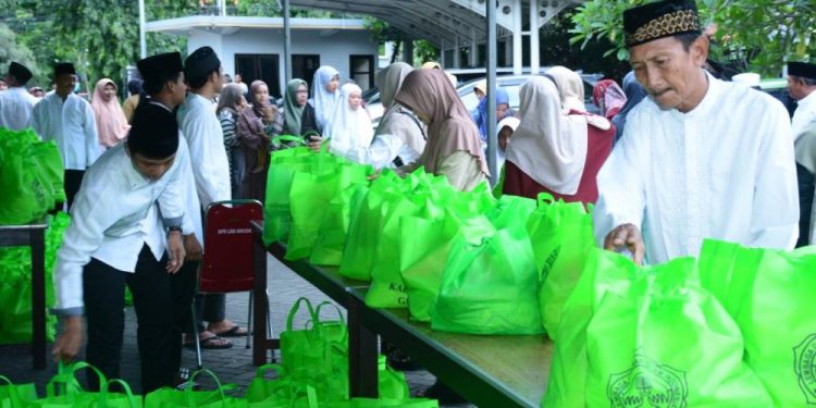 DPD LDII Kabupaten Gresik membagikan 1.500 paket sembako untuk dhuafa dan yatim piatu, pada Senin (10/3). Foto: LINES.