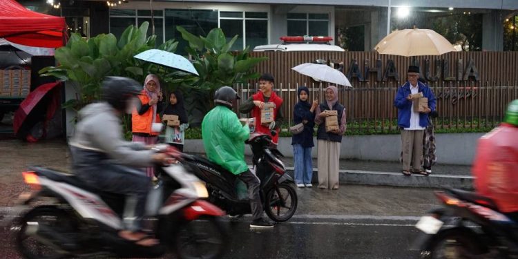 Dewan Pimpinan Wilayah (DPW) LDII Jawa Barat kembali menggelar pembagisn takjil gratis di depan Gedung Graha Aulia Jatinangor (GAJ), Sumedang. Foto: LINES.
