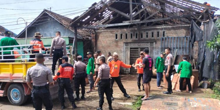 Forkompimcam Ceper bersama Satgas Kencana, Pemuda LDII Klaten, Santri Pondok Pesantren An-Nur Mulya Sakti Kampus 2 Jambukulon, Senkom SAR, dan warga sekitar bergotong royong membersihkan puing-puing. Foto: LINES.