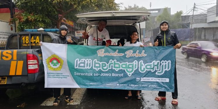 DPD LDII Kota Bandung yang membagikan takjil, pada Jumat (14/3). Foto: LINES.