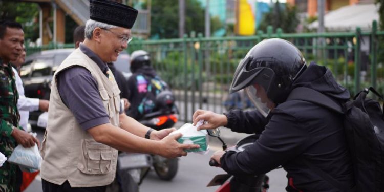 DPD LDII Kota Bekasi bersama Koramil 01/Kranji membagikan ratusan paket takjil gratis untuk warga yang melintas. Foto: LINES.