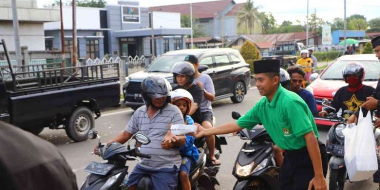 Ratusan takjil dibagikan DPD LDII Kabupaten Mimika kepada pengendara yang melintas di Jalan Hasanudin, Kota Timika, Papua Tengah. Foto: LINES.
