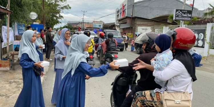 DPW LDII Sulawesi Tengah (Sulteng) membagikan takjil gratis kepada masyarakat. Foto: LINES.