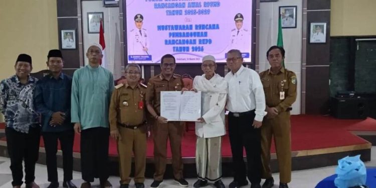 Ketua DPD LDII Kabupaten Tanah Laut (Tala) Kalimantan Selatan Anton Kuswoyo berbicara mengenai pemanfaatan lahan pascatambang batubara. Foto: LINES.