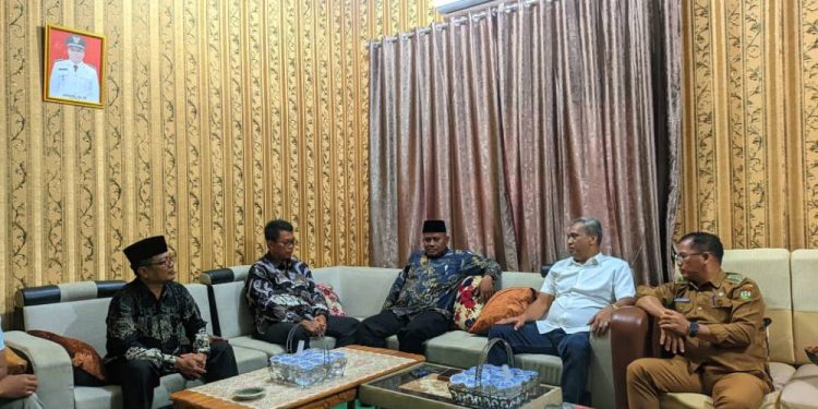PC LDII Tapung audiensi dengan Camat Tapung, Sofwandi, di Kantor Camat Tapung, Kampar. Foto: LINES.