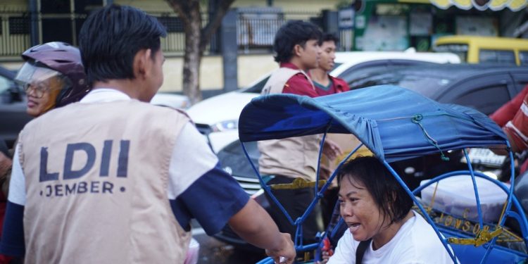 Santri Pondok Pesantren Mahasiswa (PPM) Syafiurrohman Jember membagikan takjil . Foto: LINES.