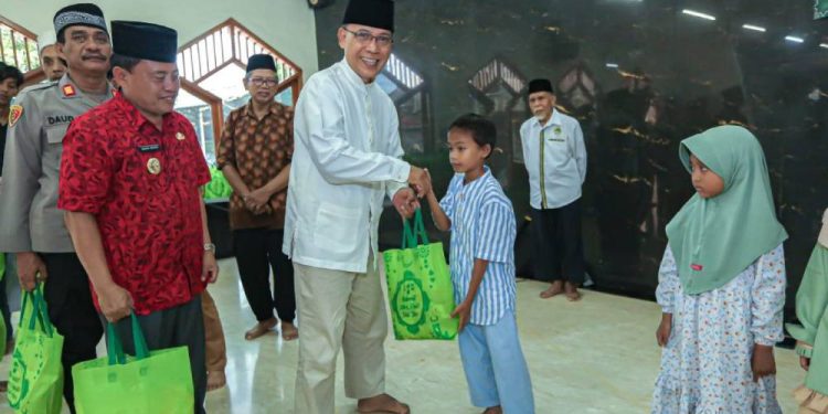 DPD LDII Kota Cilegon memberikan santunan kepada anak yatim dan dhuafa yang dikemas dalam Peduli Anak Yatim. Foto: LINES.