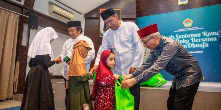 DPP LDII berbagi kebahagiaan dengan menghelat “Tausiah, Santunan dan Buka Puasa Bersama Yatim dan Duafa”. Foto: LINES.
