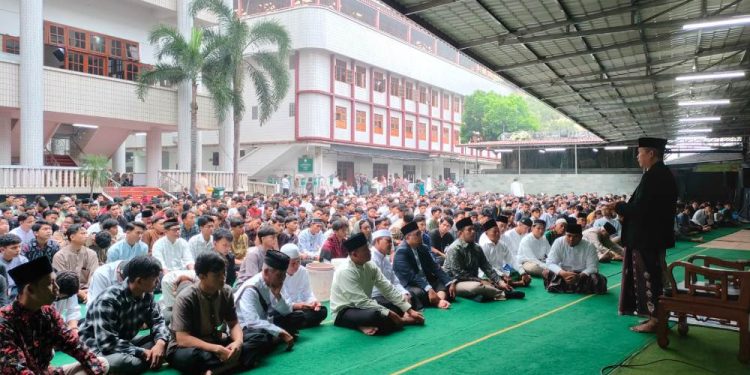 Ribuan santri, guru dan pengurus Ponpes Wali Barokah serta warga sekitar mengikuti ibadah salat Idul Fitri 1446 H. Foto: LINES.