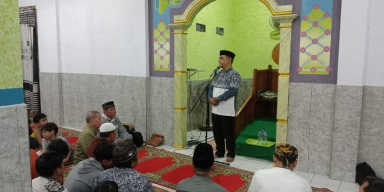 Kepala Kantor Urusan Agama (KUA) Kecamatan Matuari, Husain Alkatiri melakukan Safari Ramadan. Foto: LINES.