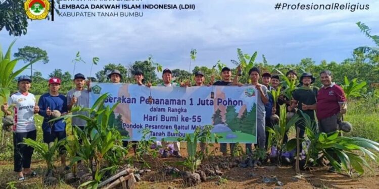 Pondok Pesantren Baitul Makmur mendukung program penanaman sejuta pohon yang diinisiasi Kemenag RI. Foto: LINES.