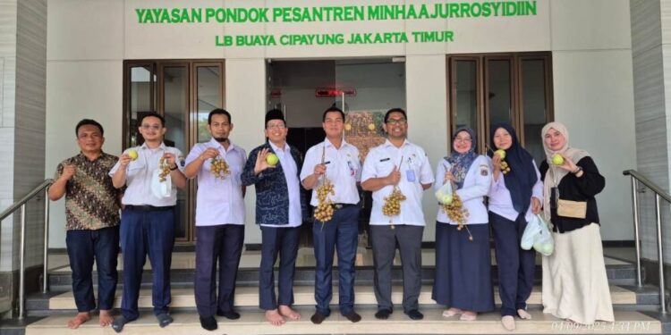 Kepala Suku Dinas Ketahanan Pangan, Kelautan dan Pertanian (KPKP) Jakarta Timur, Taufiq berkunjung ke Pondok Pesantren Minhaajurrosyidiin, Jakarta Timur. Foto: LINES.