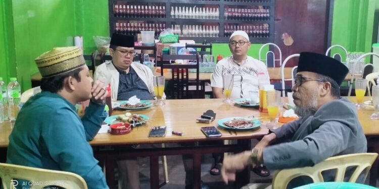 Cendekiawan Muslim sekaligus Dosen Pascasarjana Universitas PTIQ Jakarta, Ahmad Ali MD saat bertemu dengan Pimpinan Wilayah (PW) Al-Washliyah Provinsi Bengkulu, Sasriponi Bahrin Ronggolawe didampingi pengurus LDII Bengkulu. Foto: LINES.