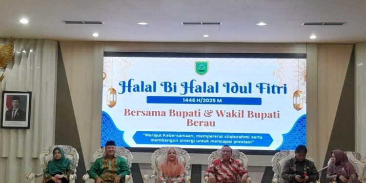 Pemerintah Kabupaten (Pemkab) Berau menggelar acara Halal Bihalal yang dihadiri oleh berbagai unsur pimpinan daerah dan tokoh masyarakat. Kegiatan berlangsung di Balai Mufakat, Berau. Foto: LINES