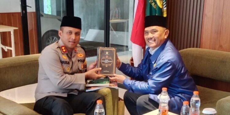 Kapolres Lamongan, AKBP Agus Dwi Suryanto saat bersilaturahim dengan pengurus DPD LDII Kab. Lamongan di Gedung DPD LDII Lamongan. Foto: LINES.